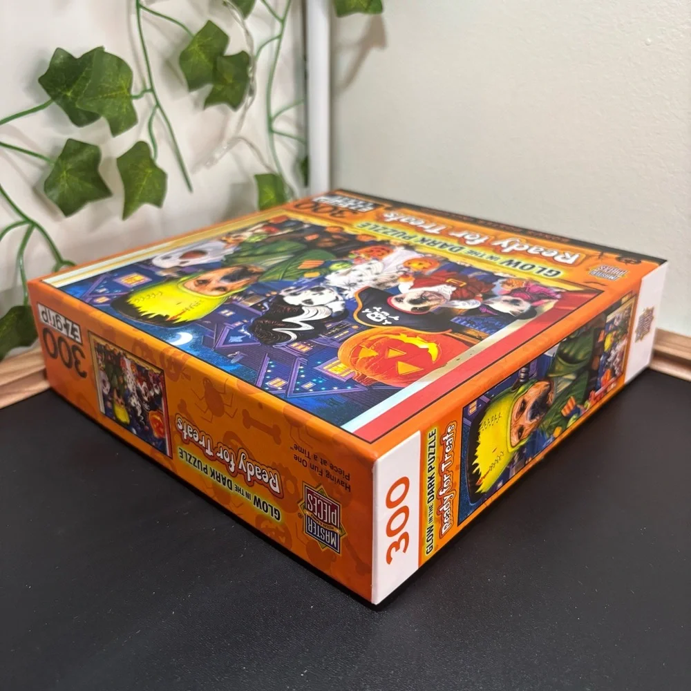 Ready for Treat 300 Piece Glow in the Dark Jigsaw Puzzle - Picture 5 of 7